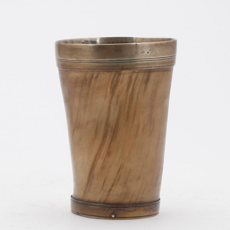 BÄGARE, silver samt horn. Otydliga stämplar London, England. Möjligen 1908.