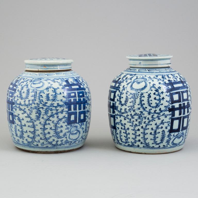 A pair of Chinese blue and white jars with covers, Qing dynasty, 19th century.