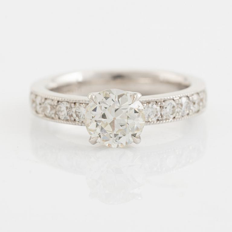 Ring med gammalslipad diamant.