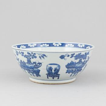 A porcelain punch bowl, China, 19th century.