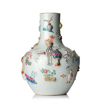 998. A '100 antiques' famille rose vase, Qing dynasty, 19th Century.