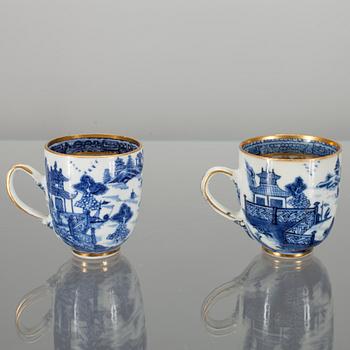 KAFFEKOPPAR, ett par, porslin, Qianlong, 1700-talets slut.