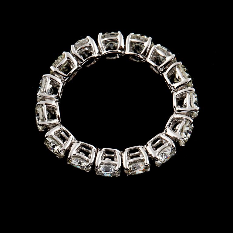 RING, 18k vitguld med briljantslipade diamanter, 4.15 ct. Vikt 4,5 g.