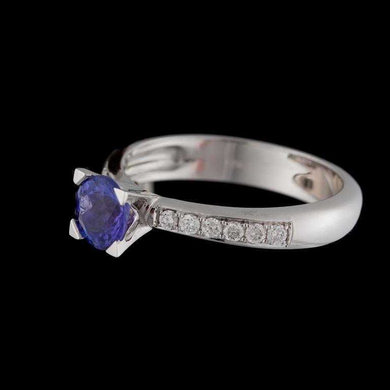 RING, 18K vitguld, tanzanit, diamanter. Vikt ca 5,0 g.