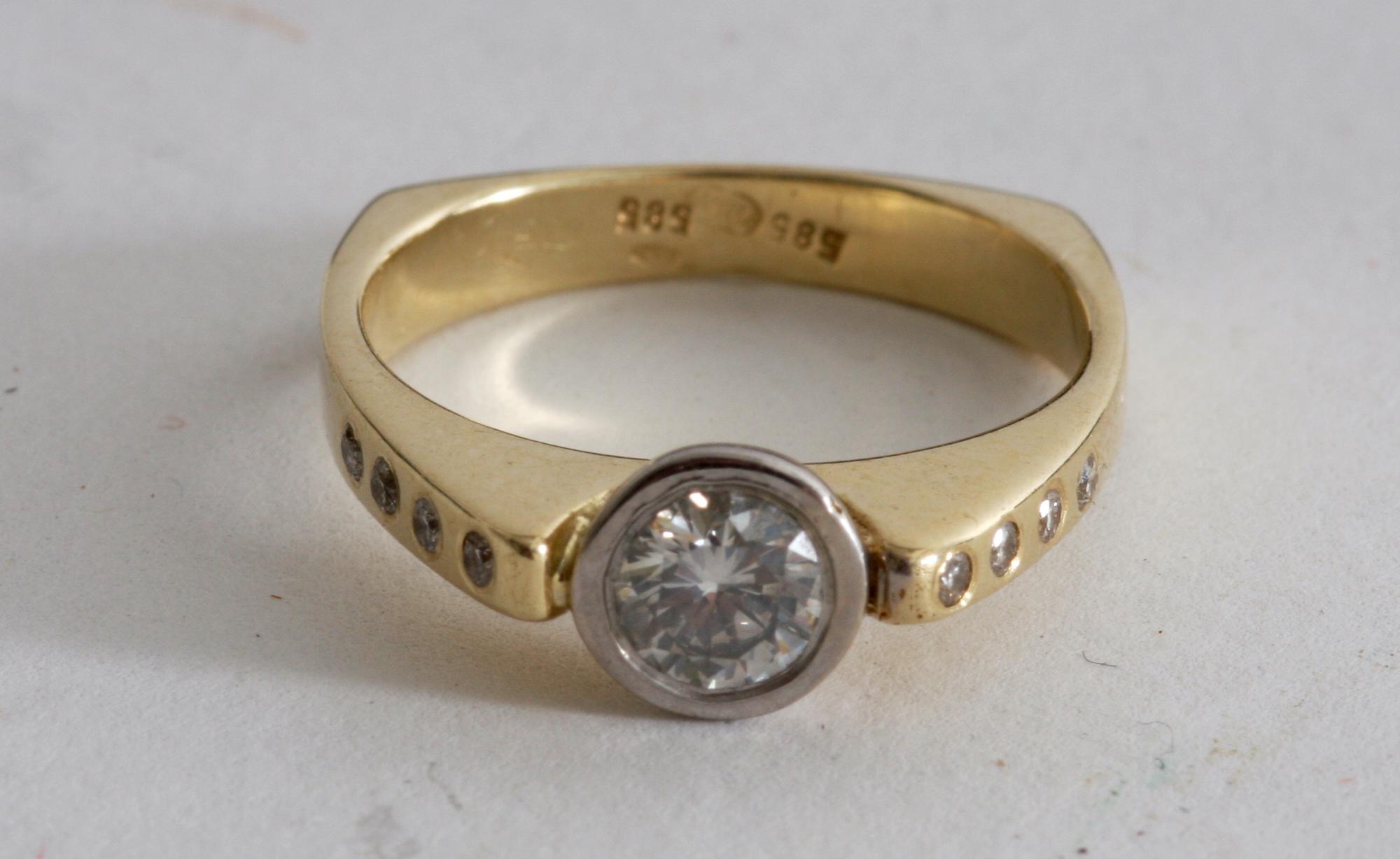 RING, guld 14K med briljant c:a 0.59 ct.