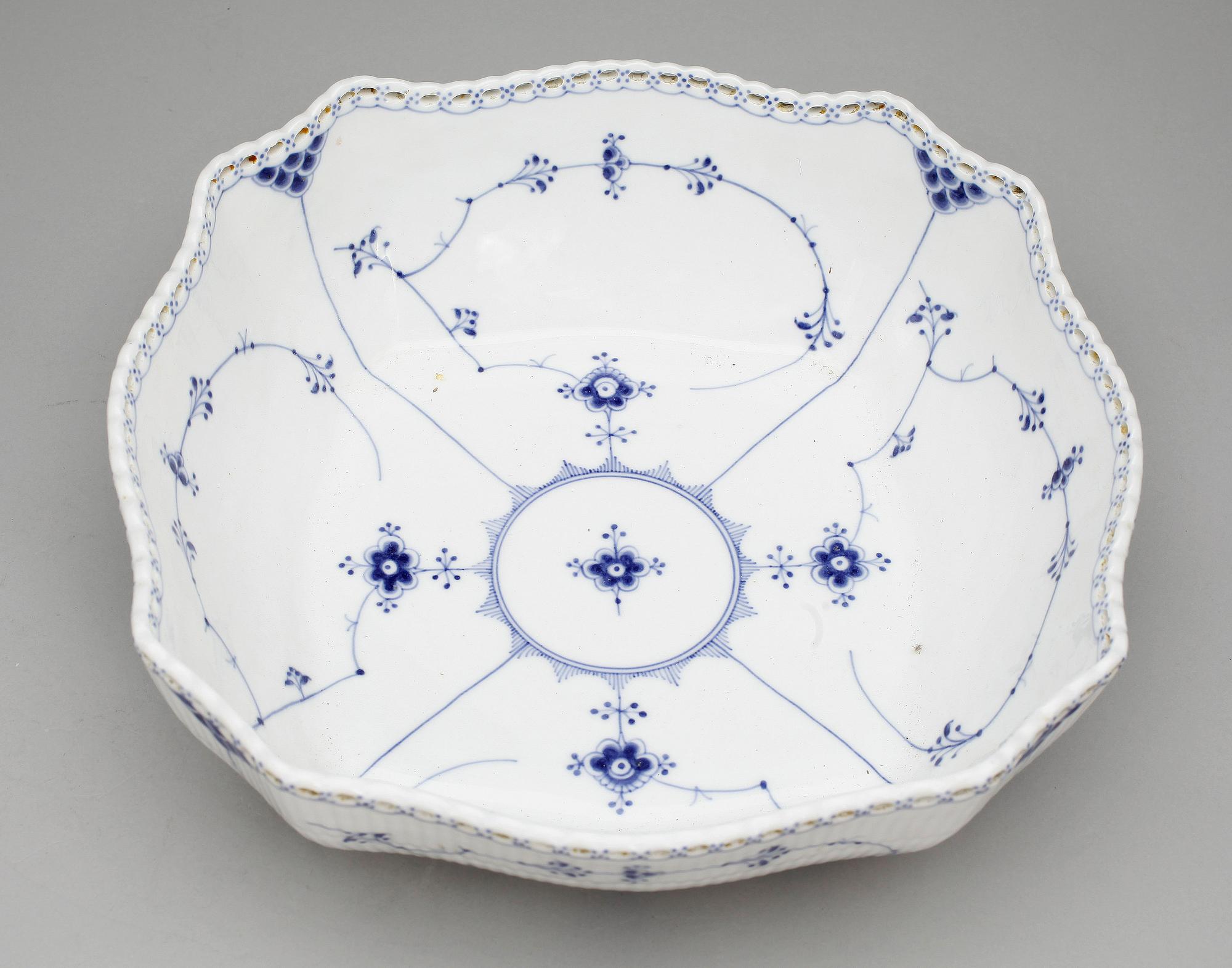 SKÅL samt TALLRIKAR, 12 st, porslin "Musselmalet" Royal Copenhagen, 1900-talets mitt.