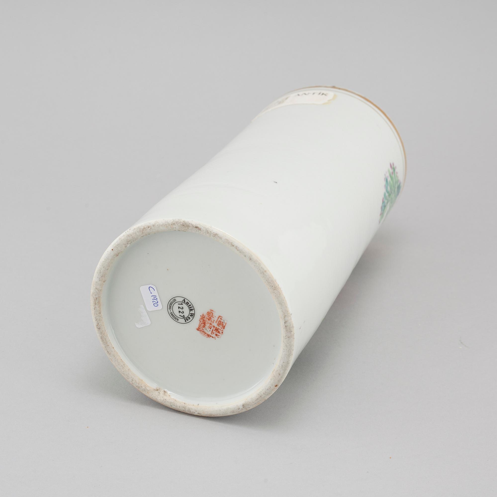 A Chinese brushvase from the beginning of the 20th century.