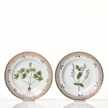 A set of 12 Royal Copenhagen 'Flora Danica' dinner plates, Denmark, 20th Century.