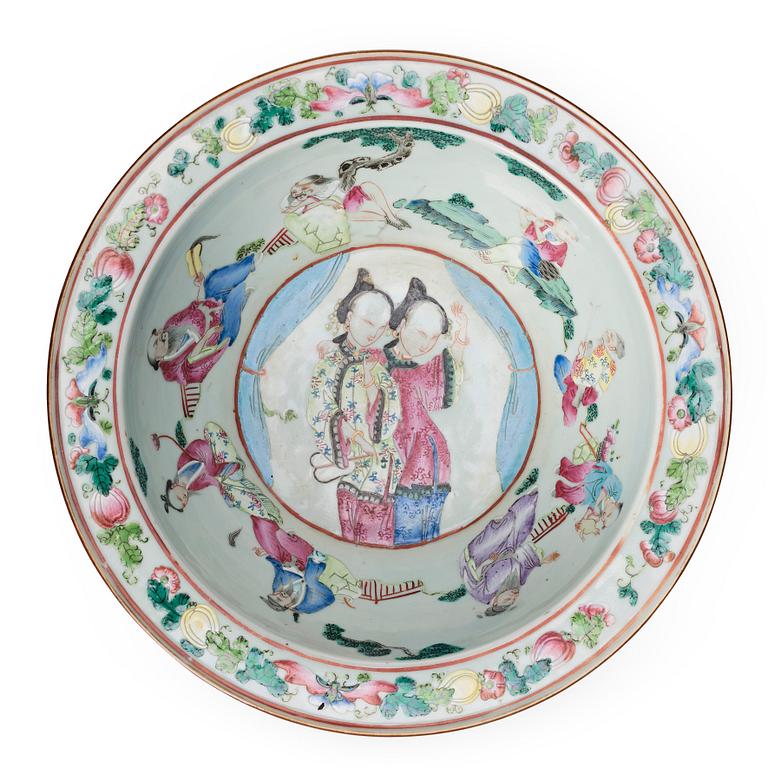 A Chinese famille rose basin, 19th century.