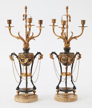 KANDELABRAR, för tre ljus, ett par. Louis XVI-stil, 1800-talets andra hälft.