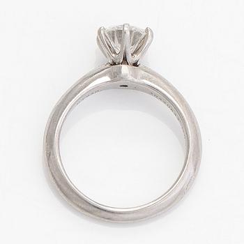 Tiffany & Co, sormus, platinaa, briljanttihiottu timantti noin 0.90 ct kaiverruksen mukaan.