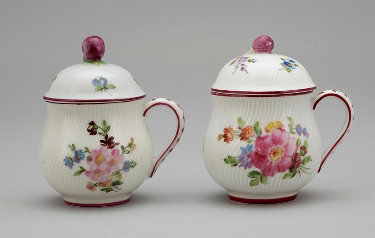 CREMEKOPPAR, 2 st, mjukt porslin, 1700/1800-tal.