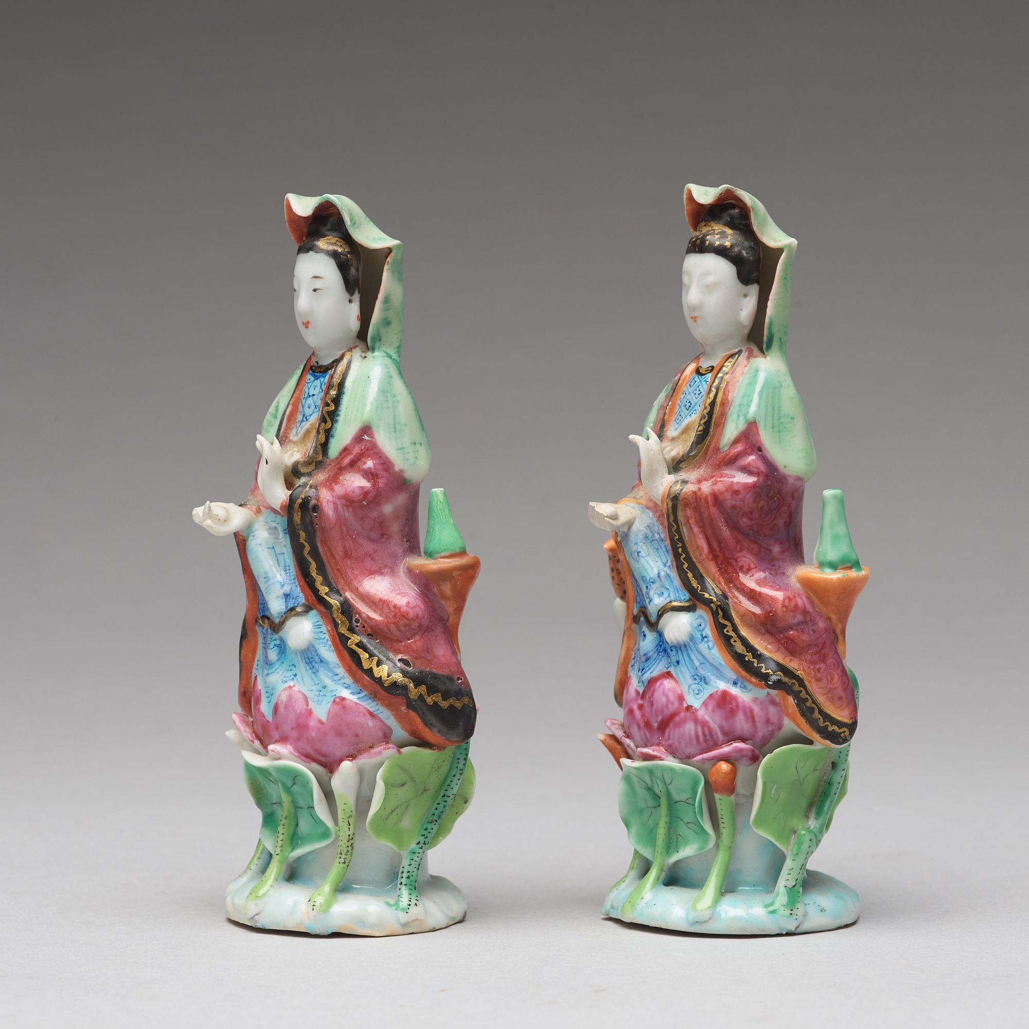 A pair of famille rose figures of Guanyin, Qing dynasty, 19th century.