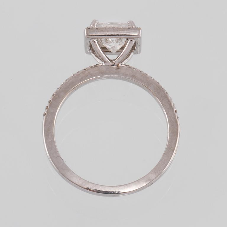 RING, 18K vitguld med prinsesslipad diamant 1.09 ct samt briljantslipade diamanter 0.25 ct. Vikt 3,5 gram.