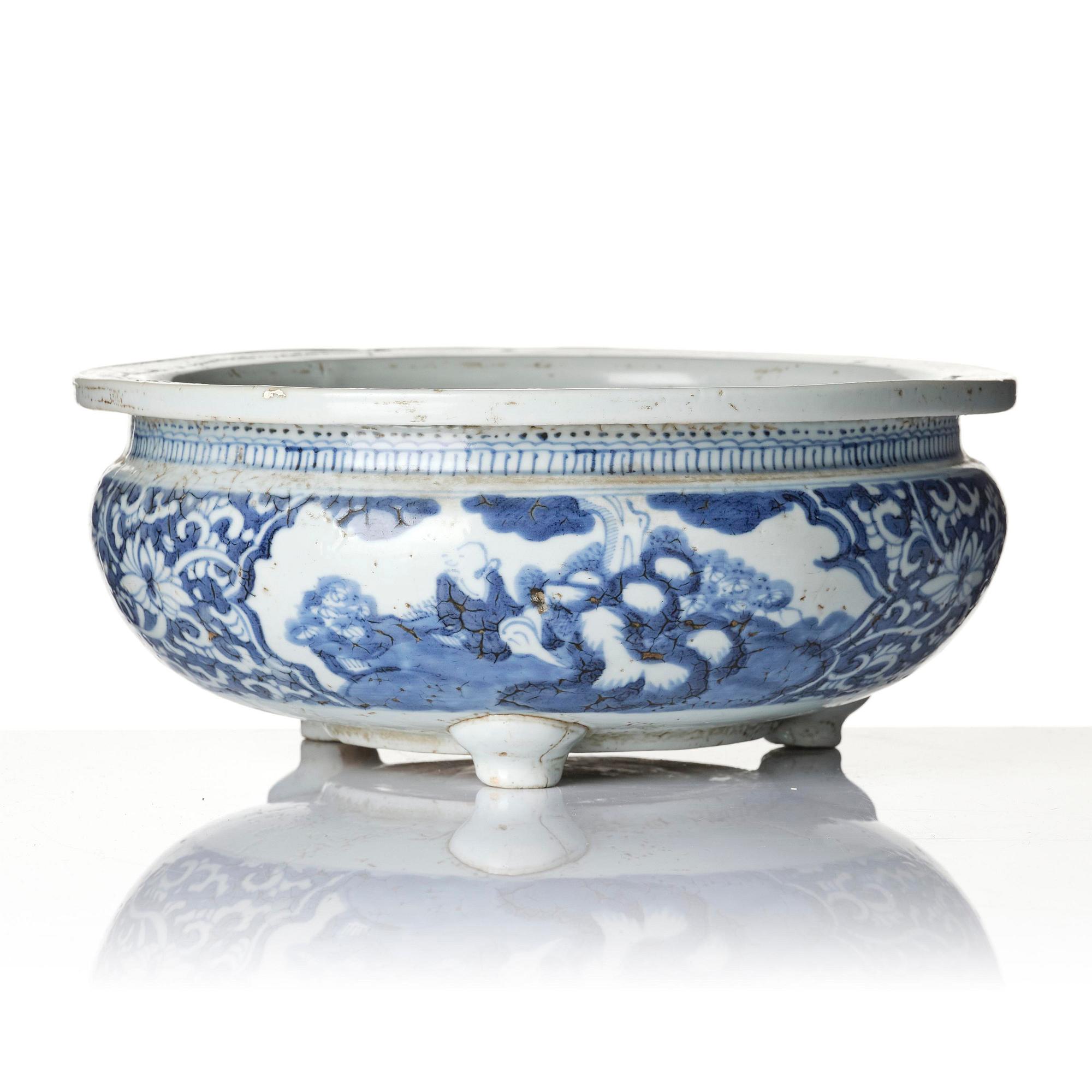 A blue and white censer, 17th century.