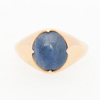 A RING, cabochon cut sapphire, 14K gold.