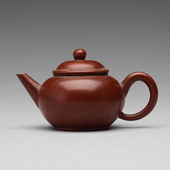 528. A yixing ware tea pot with cover, late Qing dynasty.