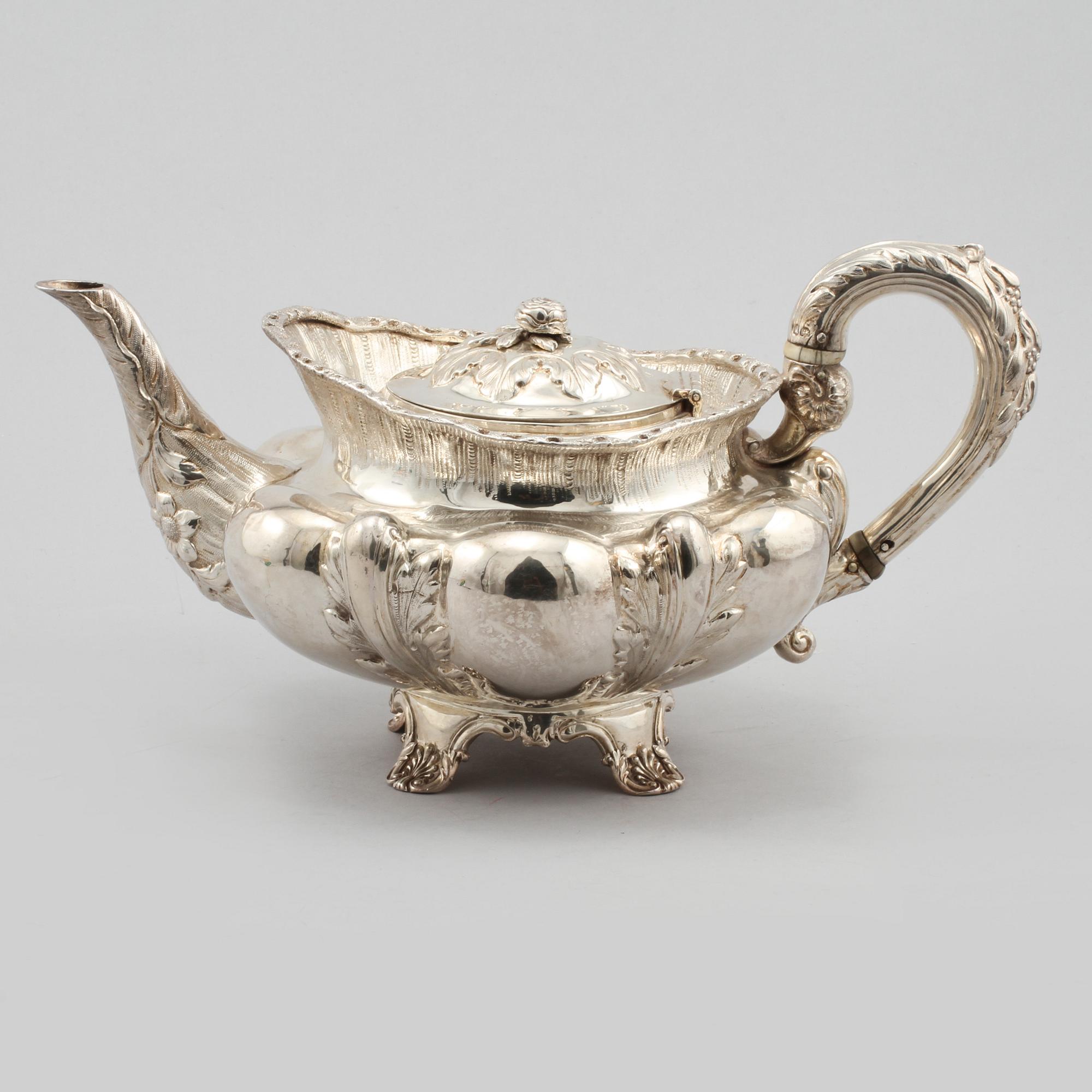 TEKANNA, silver, Robert Henell, London, England, 1833, vikt 835 gram.