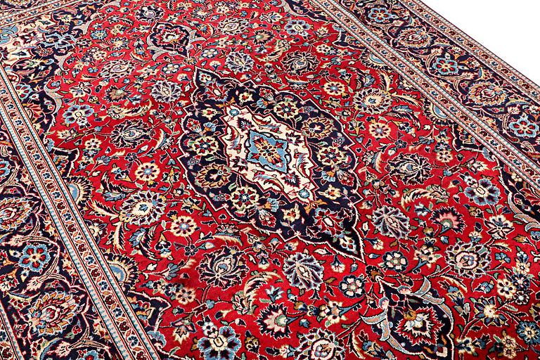 A carpet, Kashan, c. 300 x 195 cm.