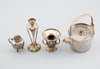 TEKANNA, LJUSSTAKE, VAS SAMT RÖKELSEKAR, sannolikt nysilver, Kina, 1900-tal. Vikt ca 1360 gram.