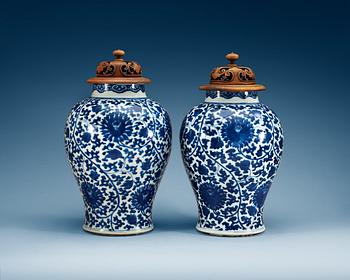 URNOR, två stycken, porslin. Qing dynastin, Kangxi (1662-1722).