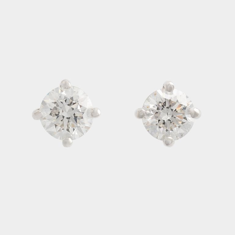 Earrings with brilliant-cut diamonds, accompanied by a GIA dossier.