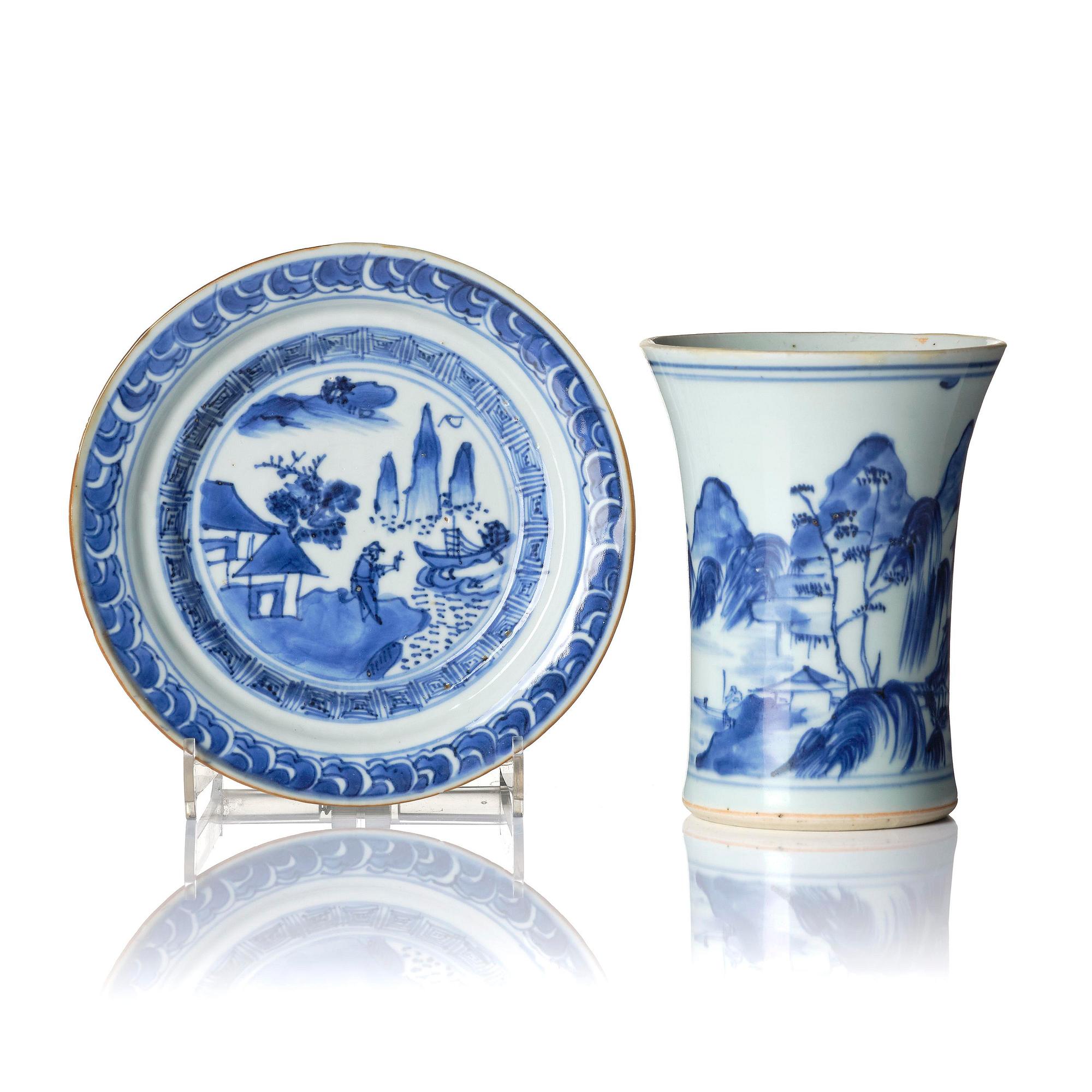 A blue and white brushpot and a dish, Tianqi/Chongzhen, mid 17th century.