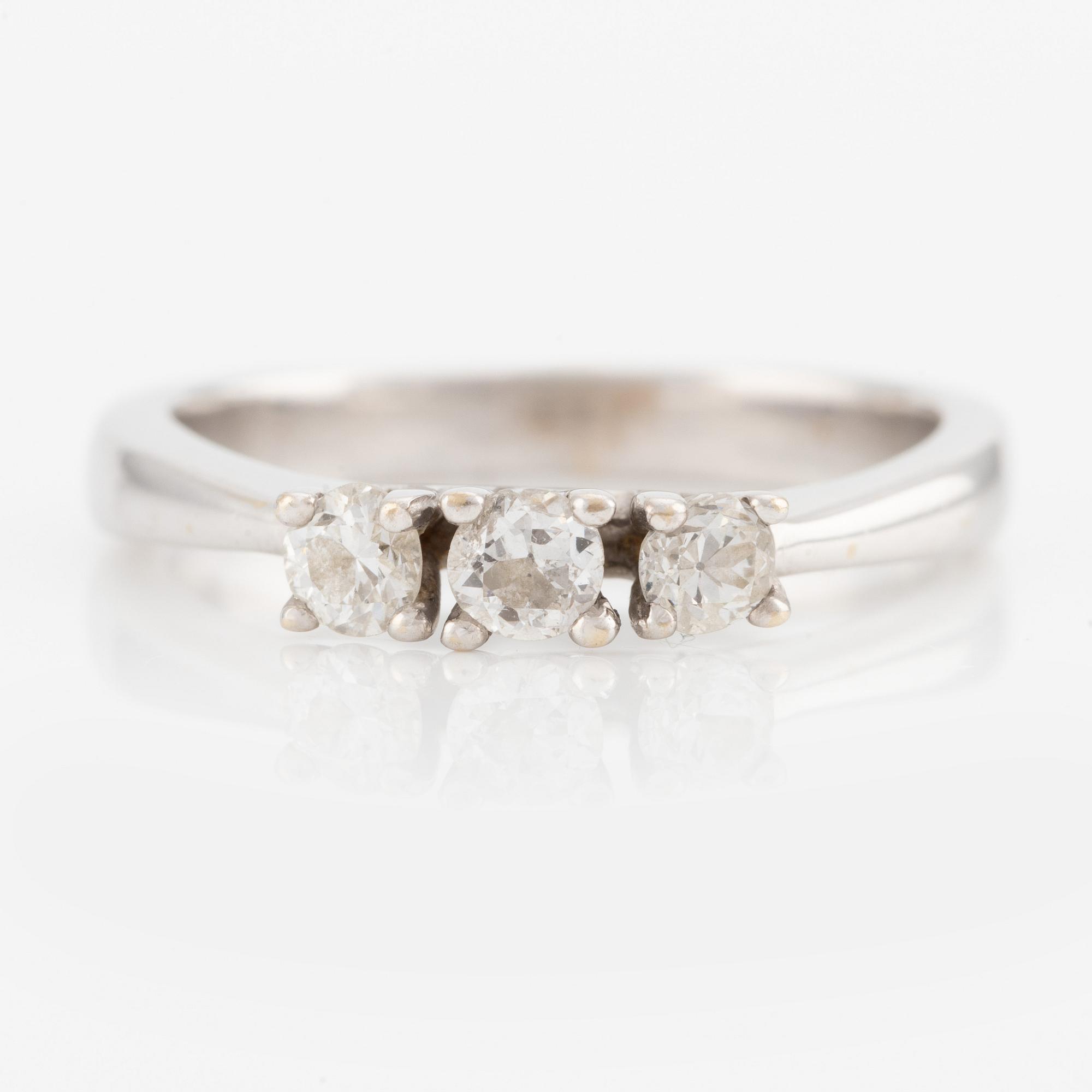 Ring 18K vitguld med tre briljantslipade diamanter.