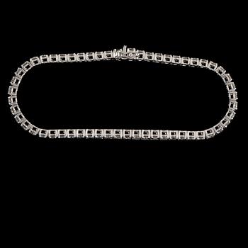 ARMBAND, 18k vitguld med briljantslipade diamanter, 5.02 ct. Vikt 12,4 g.