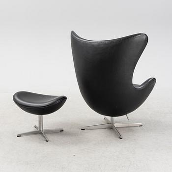 Arne Jacobsen, fåtölj med fotpall, "Ägget", Fritz Hansen, Danmark, daterade 2007.