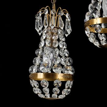 TAKLAMPOR, ett par, Gustaviansk stil, 1900/2000-tal.