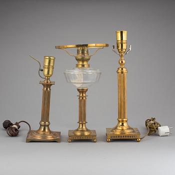 FOTOGENLAMPA samt BORDSLAMPOR, 2 stycken, mässing, bland annat Skultuna Bruk, 1900-talets början.