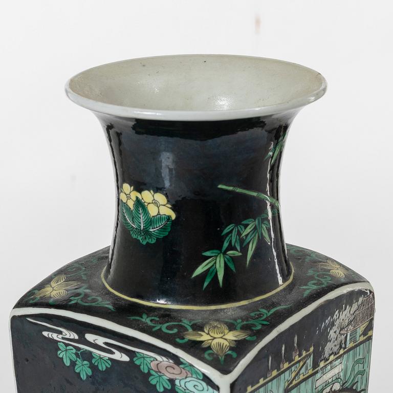 Vas, porslin. Sen Qingdynasti, omkring 1900.