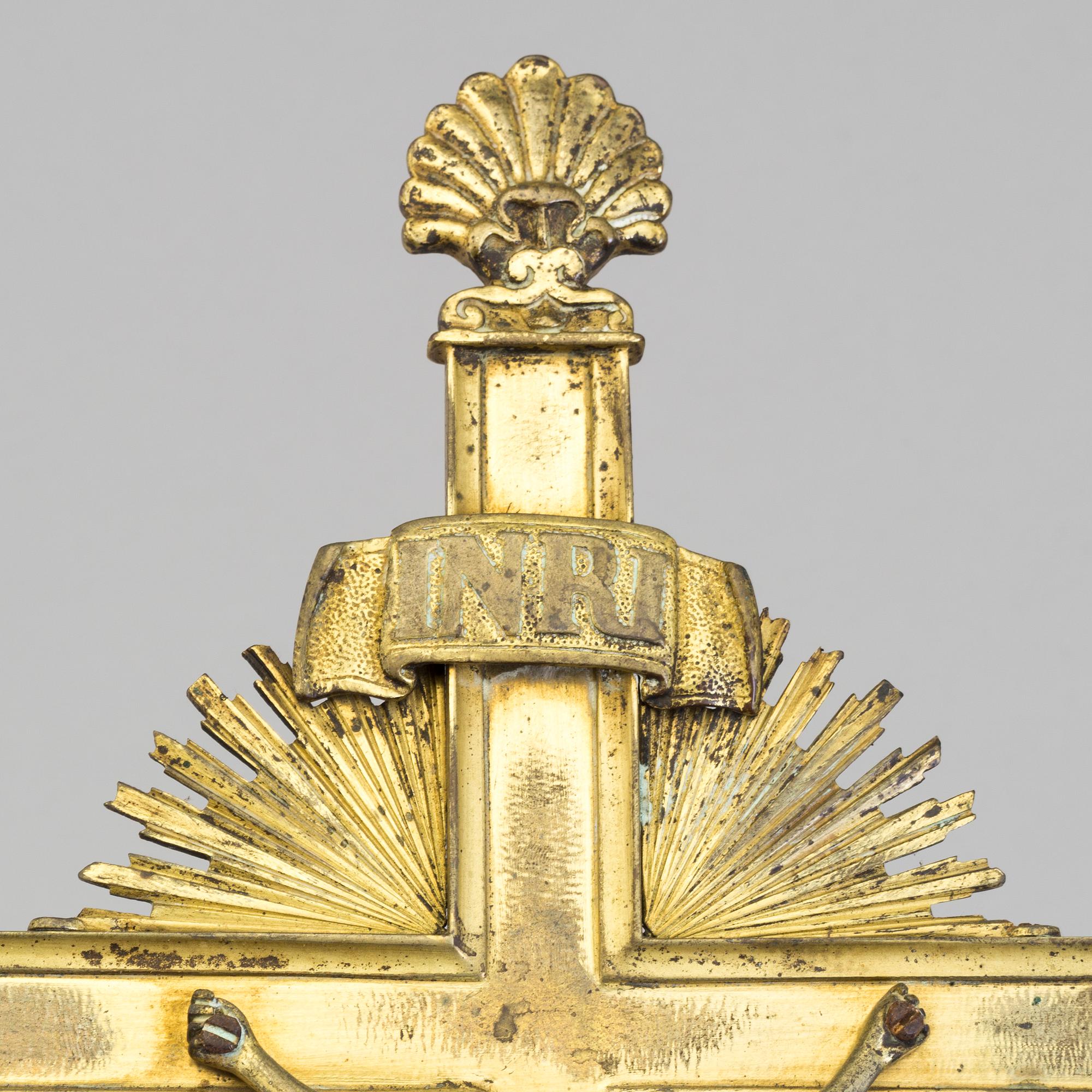 AN 18TH CENTURY BRONZE CRUCIFIX.