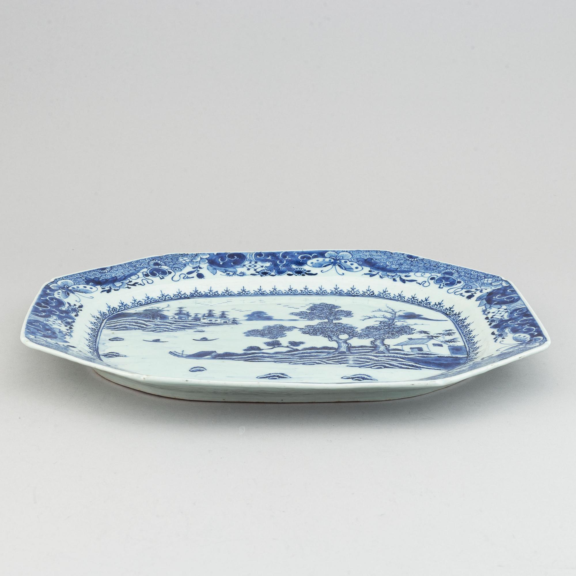 A Chinese porcelain serving dish, Qianlong (1736-95).