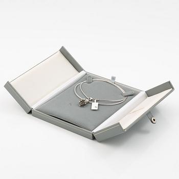 Collier 18K vitguld med dropp-, baguette och briljantslipade diamanter.