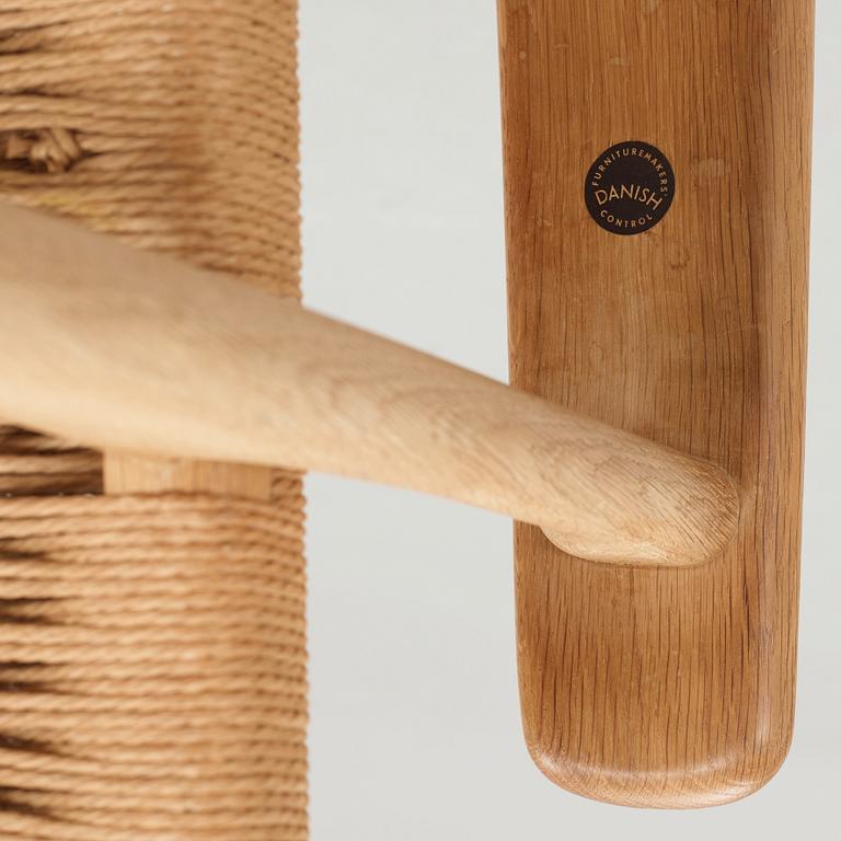 Hans J. Wegner, fåtöljer, ett par "CH-25", Carl Hansen & Son, Odense, Danmark.