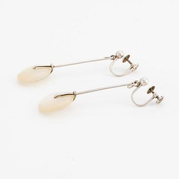 Vivianna Torun Bülow-Hübe, ett par örhängen, sterlingsilver och pärlemor, Jakarta Indonesien.