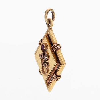 Medaljong, fasettslipad rubin, rosenslipade diamanter, 14K (56) guld, Ryssland 1908-1926.