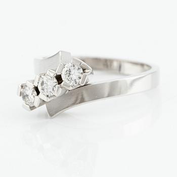 Ring, 18K vitguld med briljantslipade diamanter.
