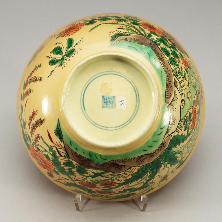 A famille verte bowl on yellow ground, Qing dynasty, Kangxi (1662-1722).