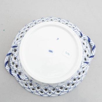 A 'Blue Fluted' / 'Musselmalet' porcelain fruit basket with stand, Royal Copenhagen, 19th century.