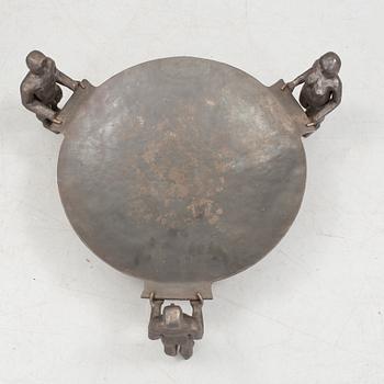 ERIK HÖGLUND, skulptur/skålfat, järn/smide, stämplad HÖGLUND. Lars KONSTSMIDE. L. Larsson.