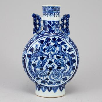 A blue and white moon flask, Qing dynasty, late 19th century.