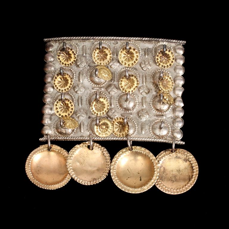 PARTI DRÄKTSMYCKEN, ca 8 delar. Delvis silver. 1800/1900-tal.