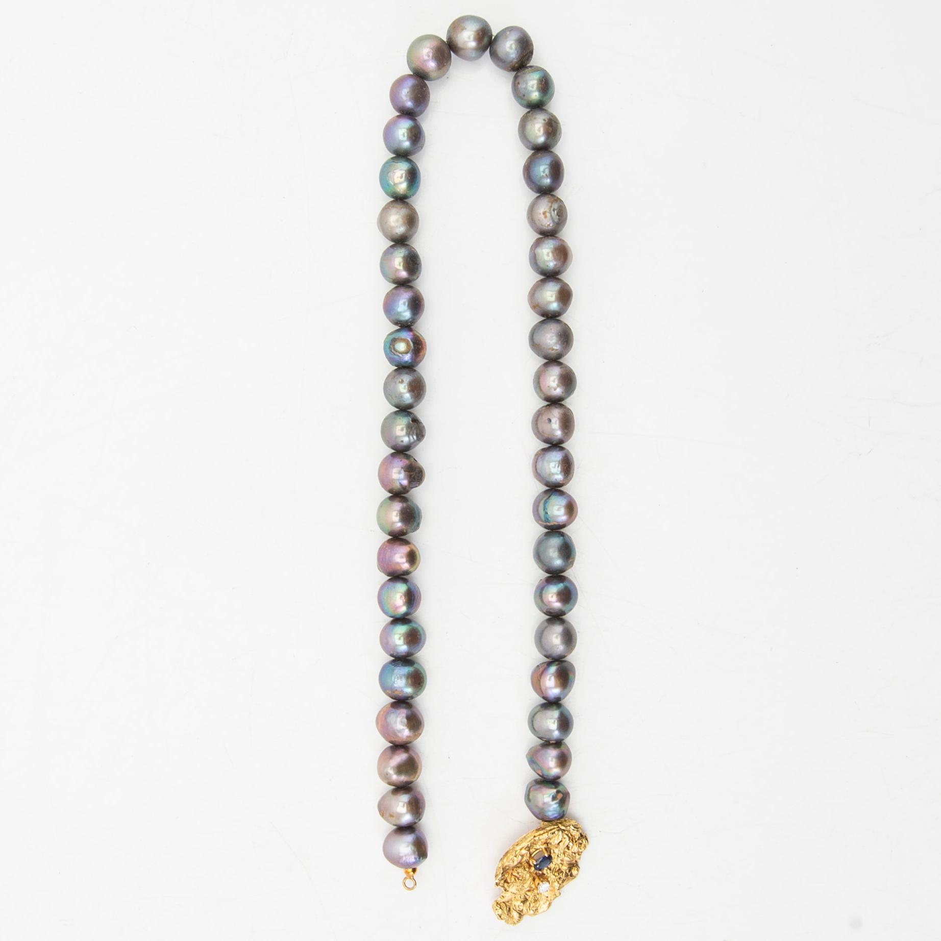 Elon Arenhill, collier, odlade pärlor och hänge i 18k guld med safir och diamant.