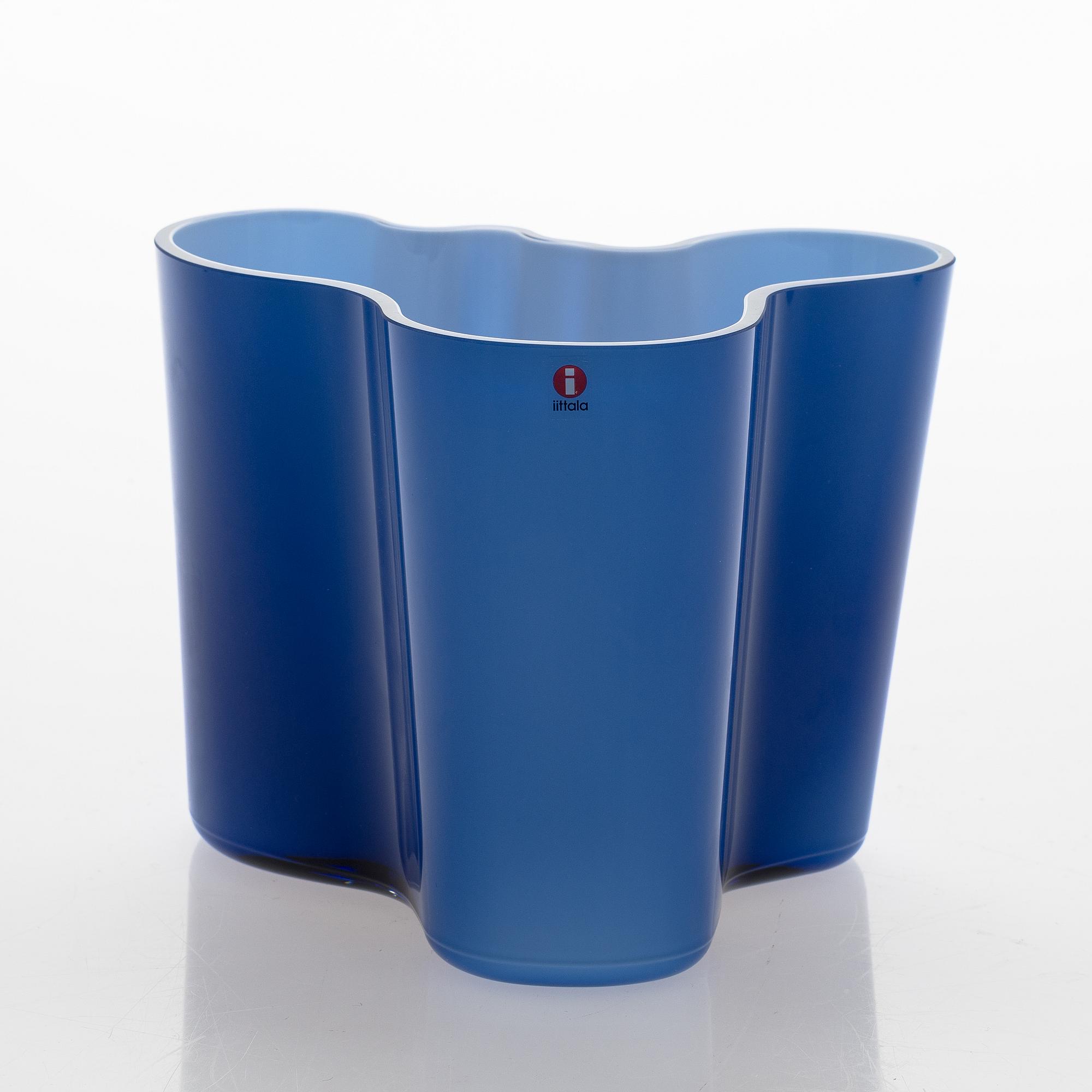 Alvar Aalto, Juhlamaljakko- ja malja, Suomi 100, Iittala numeroitu 386/4000 ja Iittala Suomi Finland 100.