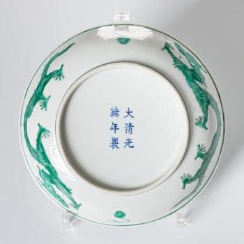 Skålfat, porslin. Qingdynastin, Guangxus sex-karaktärers märke och period (1875-1908).