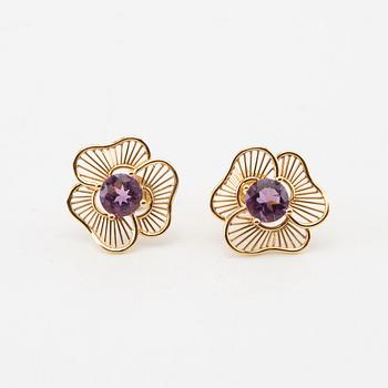 Pendant and a pair of earrings in 18K gold with round faceted amethysts.