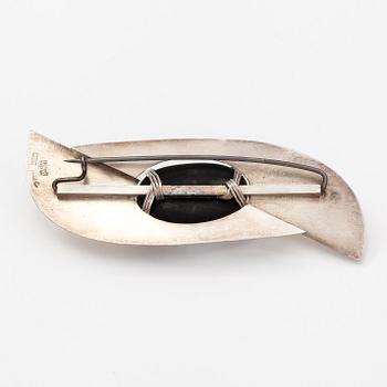 Paula Häiväoja, A sterling silver and natural stone brooch "Kiveen sidottu musta". Pentti Roos/Studio Paula, Helsinki.